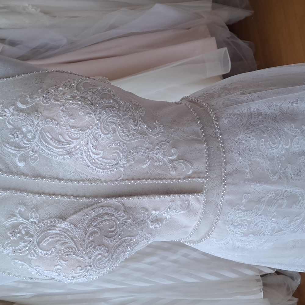 Wedding dress made for the beach - Picture 2 of 8